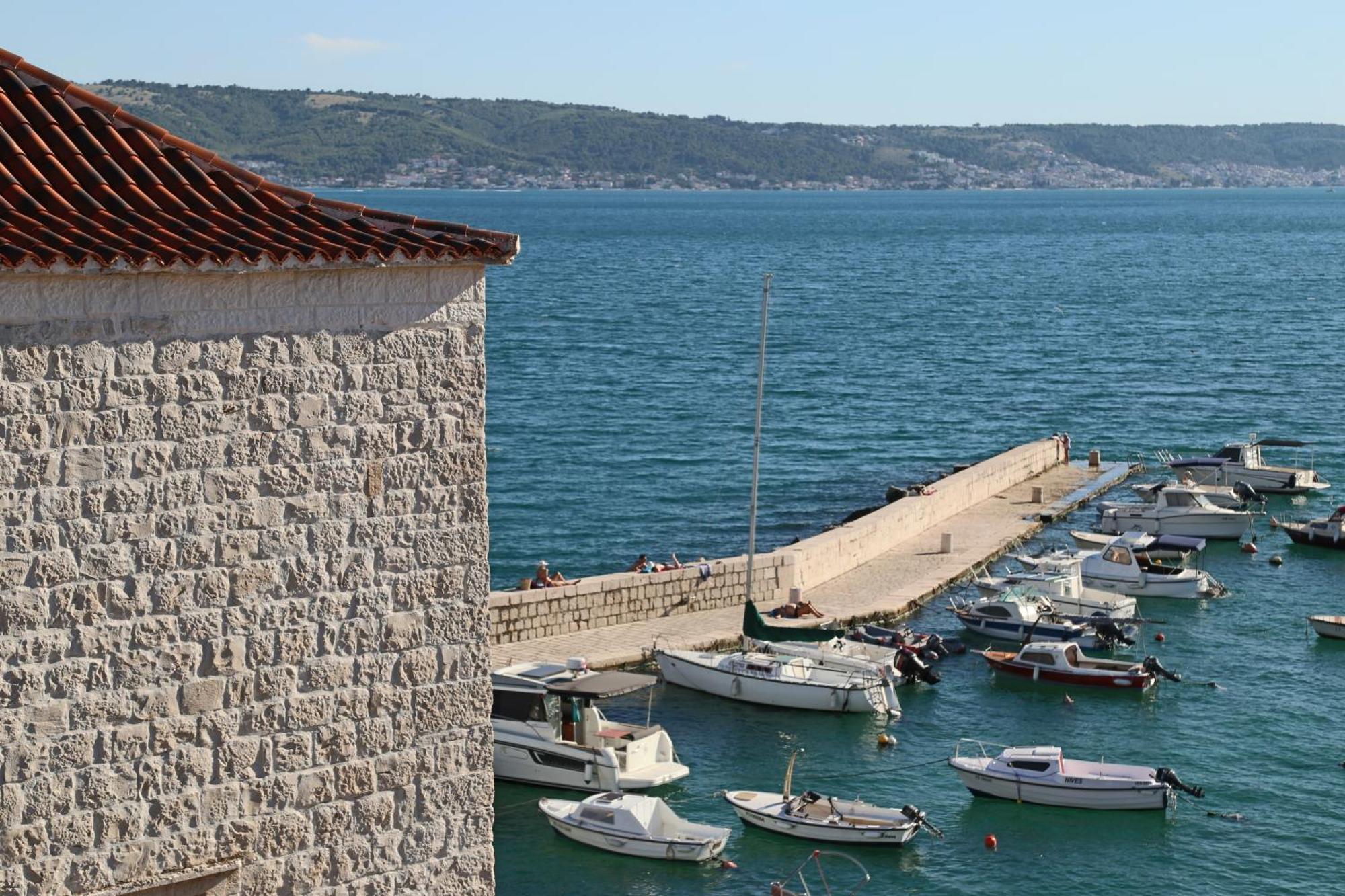 XIV Century Rooms Kaštela Екстериор снимка