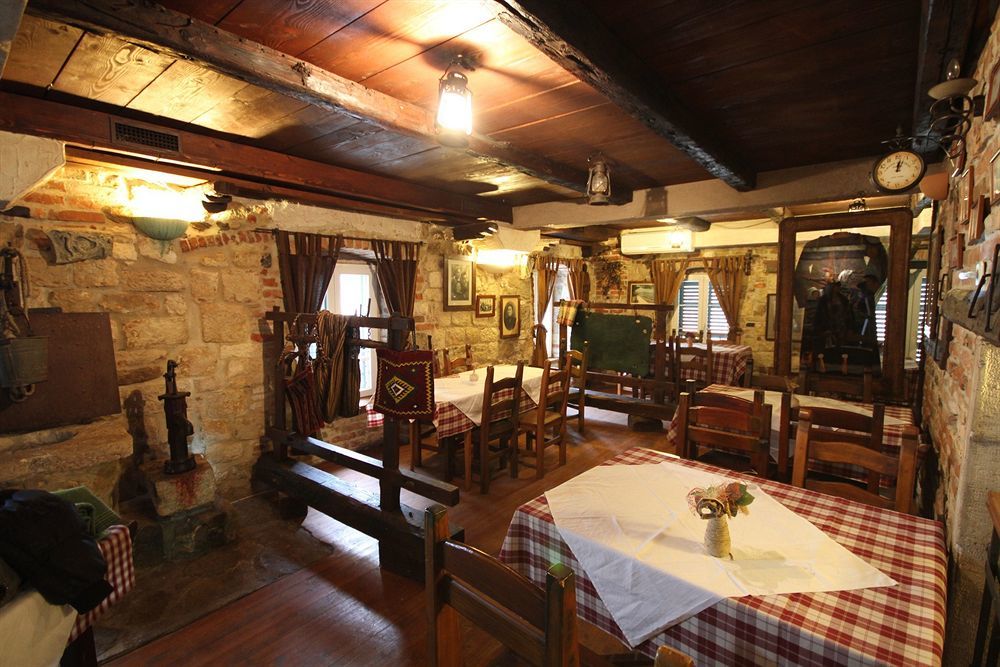 XIV Century Rooms Kaštela Екстериор снимка